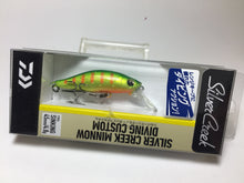 Load image into Gallery viewer, 70336) DAIWA SILVER CREEK MINNOW DIVING CUSTOM 45S #Green Gold Iwana
