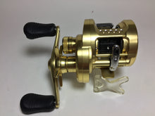 Load image into Gallery viewer, R5756) SHIMANO 2015 CALCUTTA CONQUEST 200HG