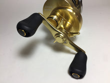 Load image into Gallery viewer, R5756) SHIMANO 2015 CALCUTTA CONQUEST 200HG