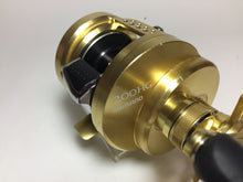 Load image into Gallery viewer, R5756) SHIMANO 2015 CALCUTTA CONQUEST 200HG