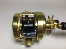 Load image into Gallery viewer, R5756) SHIMANO 2015 CALCUTTA CONQUEST 200HG