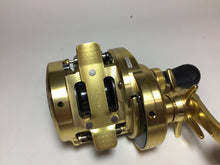 Load image into Gallery viewer, R5756) SHIMANO 2015 CALCUTTA CONQUEST 200HG
