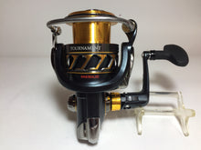Load image into Gallery viewer, R5683) DAIWA 2018 TOURNAMENT ISO 2500SH-LBD for Spinning lever Brake Reel