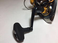 Load image into Gallery viewer, R5683) DAIWA 2018 TOURNAMENT ISO 2500SH-LBD for Spinning lever Brake Reel