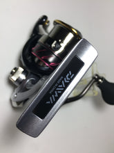 Load image into Gallery viewer, R5776) DAIWA 2015 紅牙 KOHGA MX 2508PE-H for Saltwater Spinning Reel