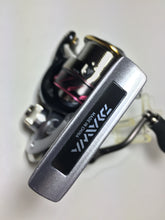 Load image into Gallery viewer, R5776) DAIWA 2015 紅牙 KOHGA MX 2508PE-H for Saltwater Spinning Reel