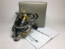 Load image into Gallery viewer, 70975) DAIWA 2018 FREAMS LT 2500D for Spinning Reel