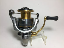 Load image into Gallery viewer, 70975) DAIWA 2018 FREAMS LT 2500D for Spinning Reel