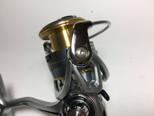 Load image into Gallery viewer, 70975) DAIWA 2018 FREAMS LT 2500D for Spinning Reel