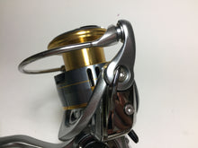 Load image into Gallery viewer, 70975) DAIWA 2018 FREAMS LT 2500D for Spinning Reel