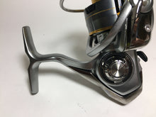 Load image into Gallery viewer, 70975) DAIWA 2018 FREAMS LT 2500D for Spinning Reel