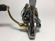 Load image into Gallery viewer, 70975) DAIWA 2018 FREAMS LT 2500D for Spinning Reel