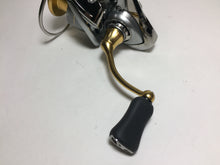 Load image into Gallery viewer, 70975) DAIWA 2018 FREAMS LT 2500D for Spinning Reel