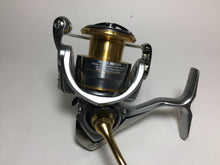 Load image into Gallery viewer, 70975) DAIWA 2018 FREAMS LT 2500D for Spinning Reel
