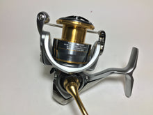 Load image into Gallery viewer, 70975) DAIWA 2018 FREAMS LT 2500D for Spinning Reel