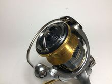 Load image into Gallery viewer, 70975) DAIWA 2018 FREAMS LT 2500D for Spinning Reel