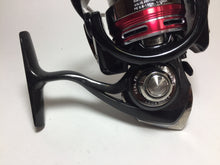 Load image into Gallery viewer, 70990) DAIWA 2013 AEGIS 2506H for Freshwater Spinning Reel