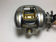 Load image into Gallery viewer, 33913) DAIWA TEAM DAIWA ZILLION 100H, with Carbon Handle