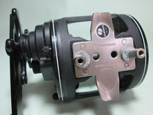 Load image into Gallery viewer, SHIMANO Isomatic 3000 Bait Reel Vintage