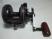 Load image into Gallery viewer, SHIMANO Isomatic 3000 Bait Reel Vintage