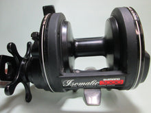 Load image into Gallery viewer, SHIMANO Isomatic 3000 Bait Reel Vintage